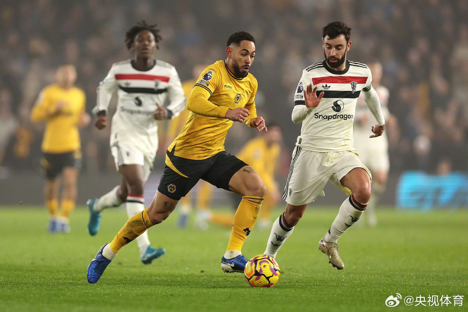 关于曼联训练开放日；冲刺阶段远射贴柱引欢呼；德国杯在即；更衣室氛围转暖的信息-爱游戏中国